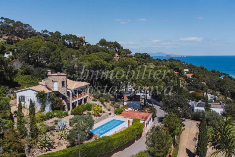 Villa de style Méditerranéen avec de belles vues sur la mer et les collines environnantes, à vendre à Begur, Sa Riera