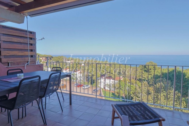 Magnífic apartament amb molt bones vistes al mar, amb piscina i jardins comunitaris, a la venda a Calella de Palafrugell.