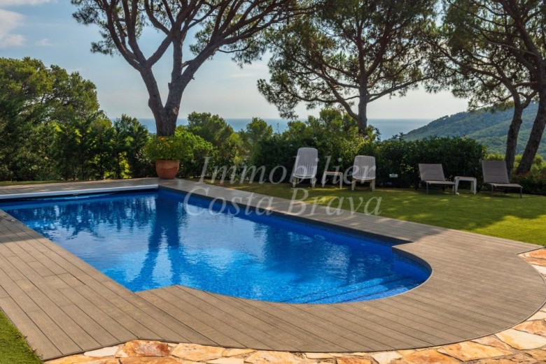 Molt agradable vil·la envoltada d’un bonic jardí pla amb piscina i vistes al mar, en venda a Begur, Casa de Campo 