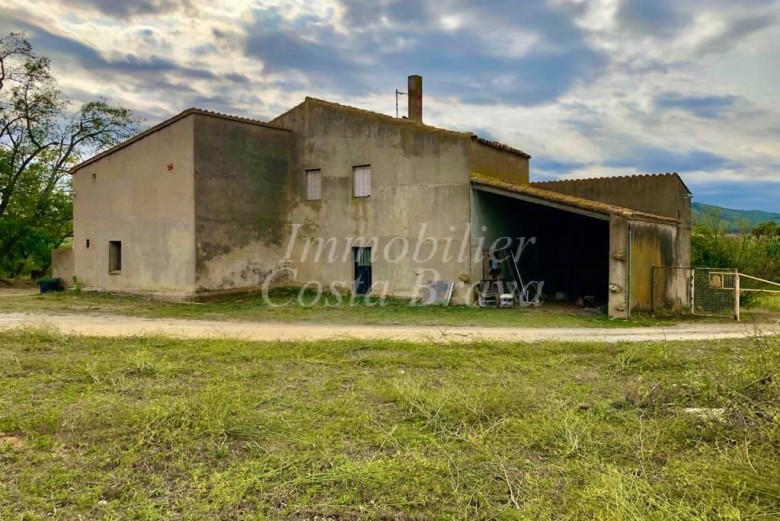 Large masía to refurbish, surrounded by more than 9 Ha of land, for sale in Regencós